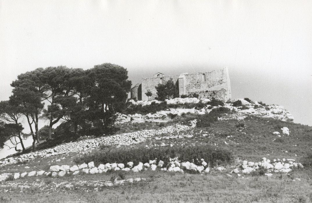 vue générale des ruines de la chapelle dans leur environnement depuis l’Ouest