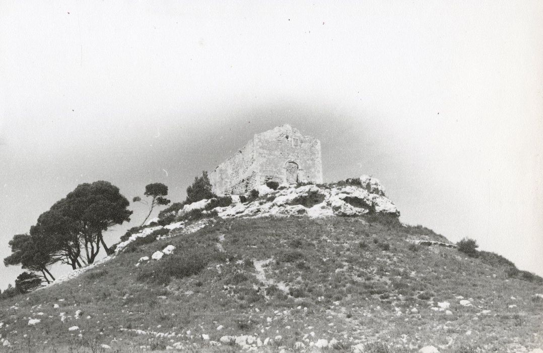 vue générale des ruines de la chapelle dans leur environnement depuis le Sud-Ouest