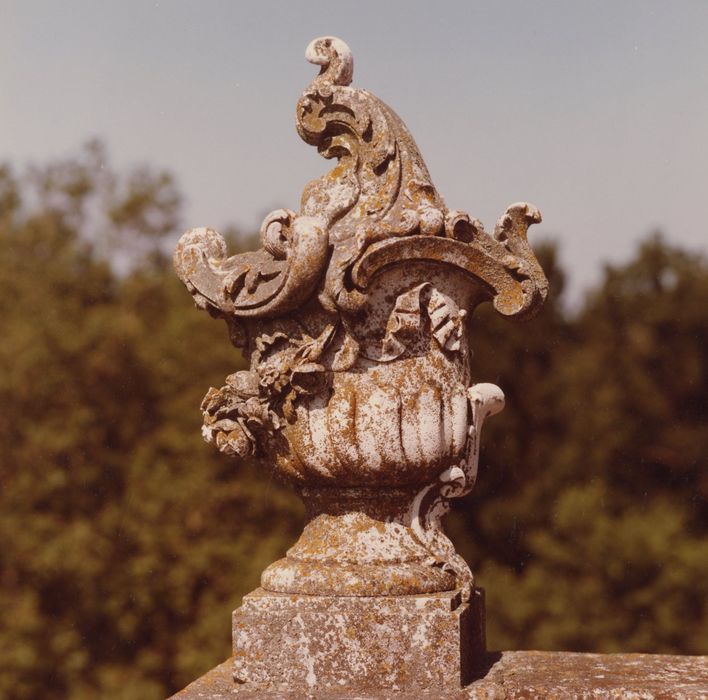 Terrasse supérieure, détail d’un pot à feu de la balustrade