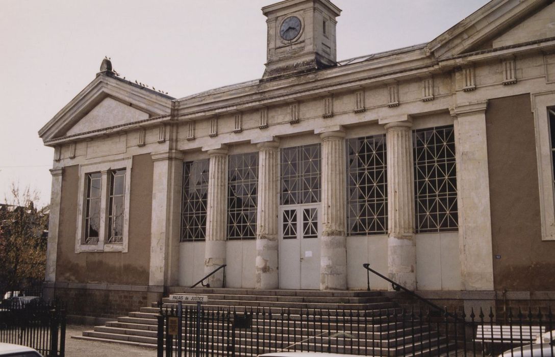 vue partielle de la façade rue du Générale De Gaulle