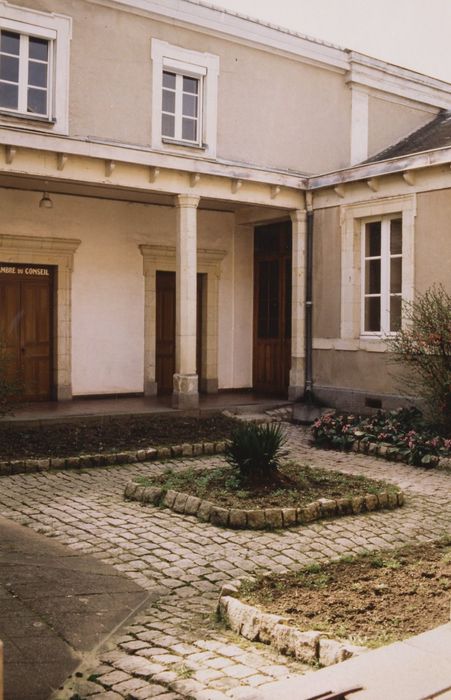 façades sur cour, vue partielle