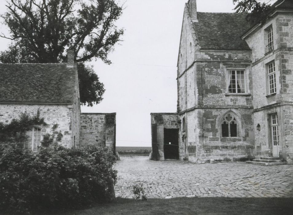 accès ouest à la cour