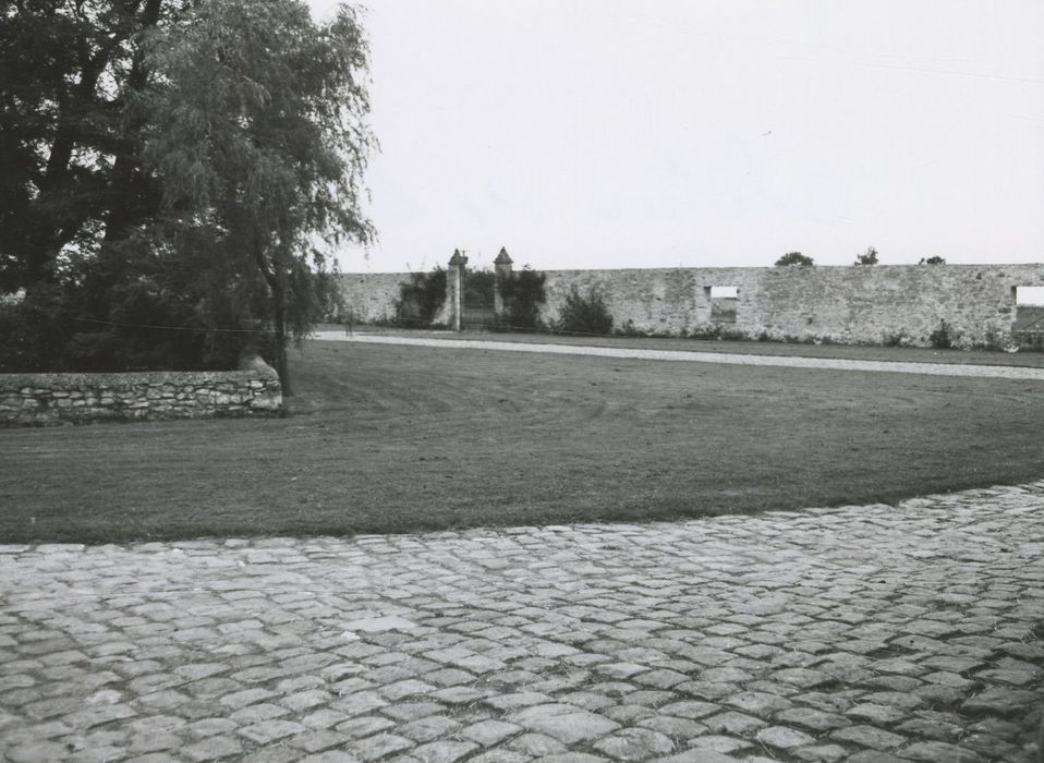 mur de clôture est depuis la cour de la ferme