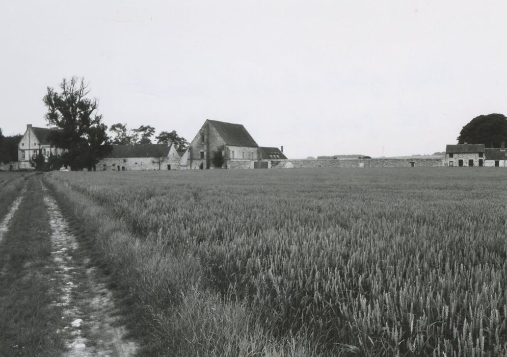 vue générale des bâtiments dans leur environnement depuis l’Ouest