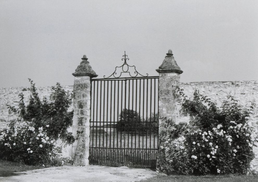 mur de clôture est et grille déplacée