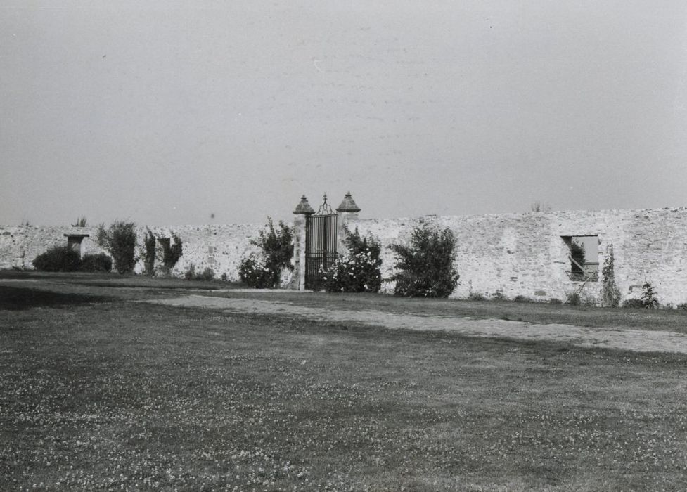 mur de clôture est et grille déplacée