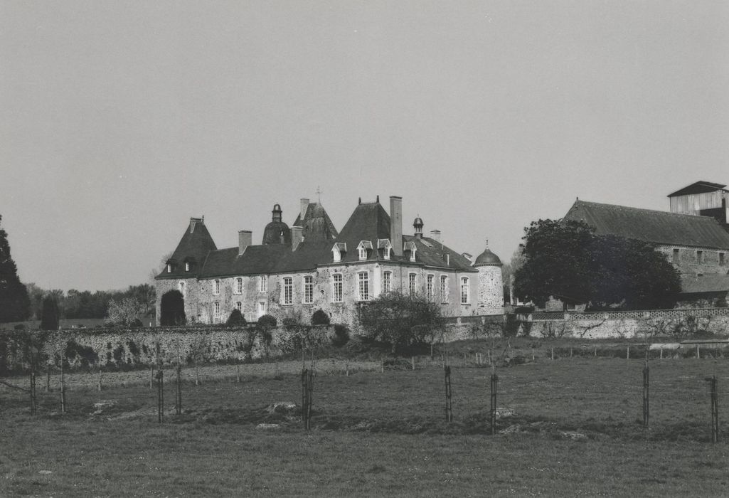 vue générale du château dans son environnement depuis le Sud-Est