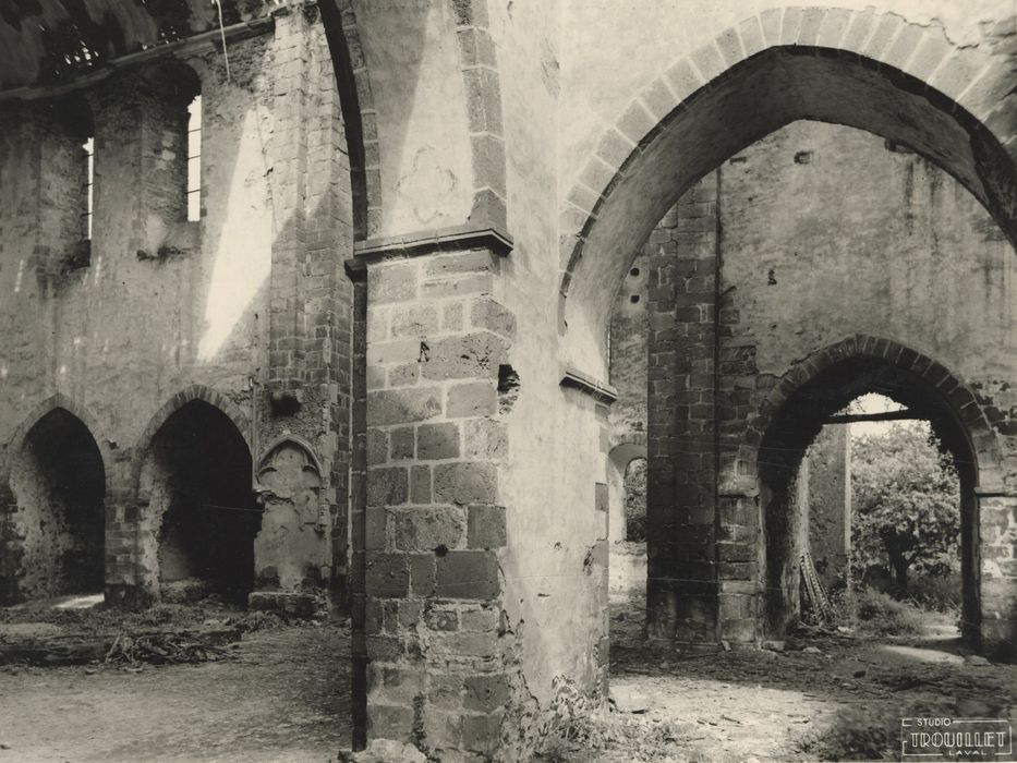 Église abbatiale, vue partielle de la croisée du transept