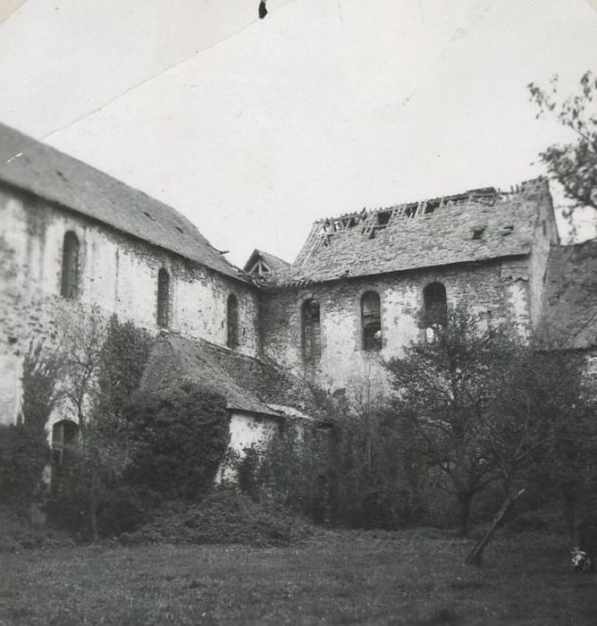 Église abbatiale, angle nord-est du cloître