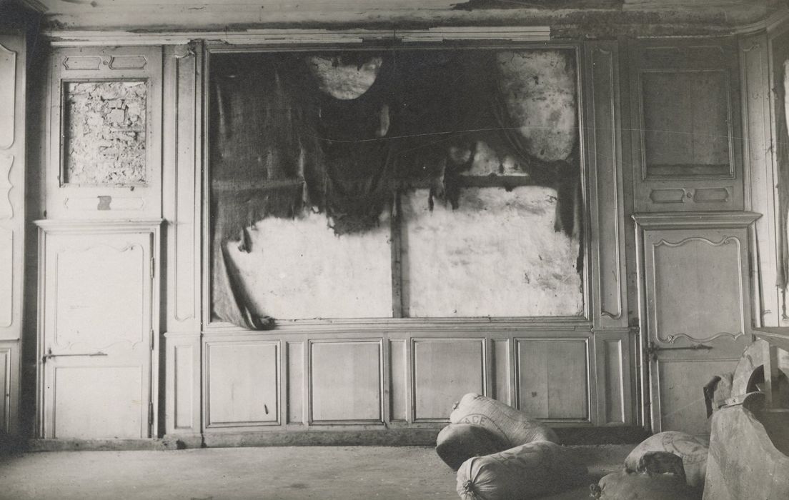 Salon situé au fond de la galerie du rez-de-chaussée, vue partielle des lambris de revêtement