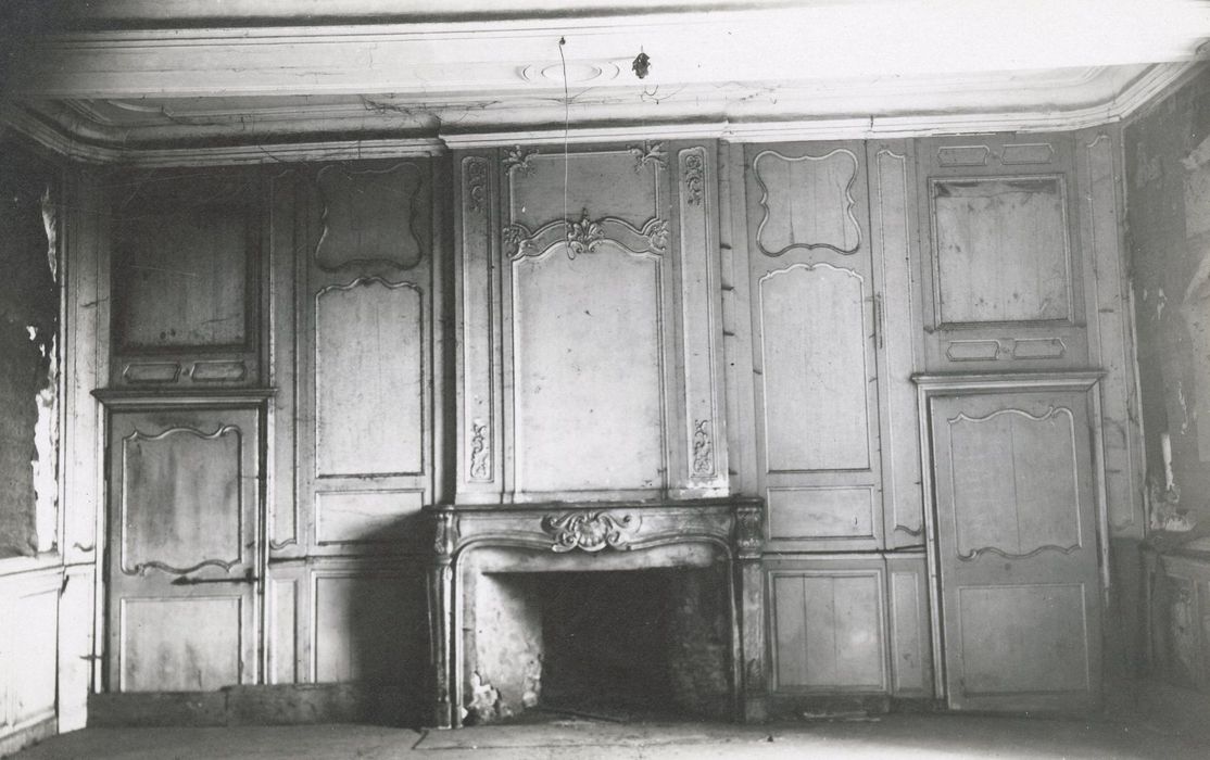 Salon situé au fond de la galerie du rez-de-chaussée, vue partielle des lambris de revêtement