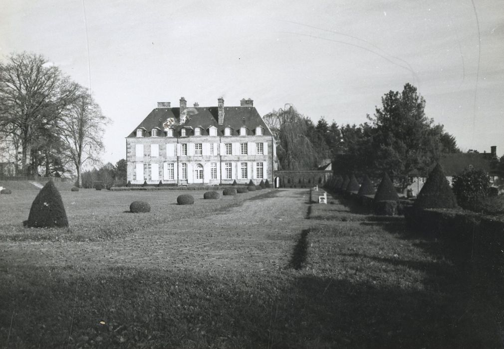 vue générale du château dans son environnement depuis le Sud-Ouest