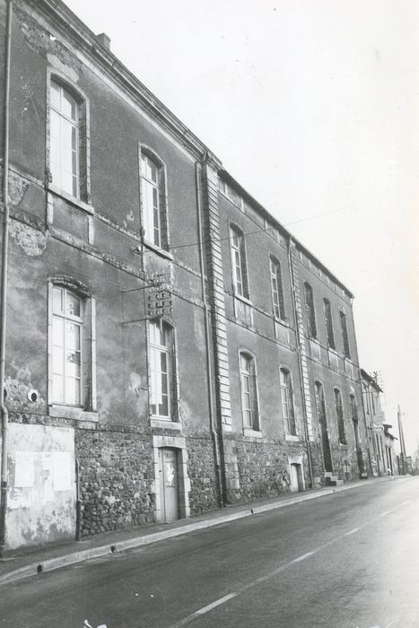 façade sur rue, vue partielle