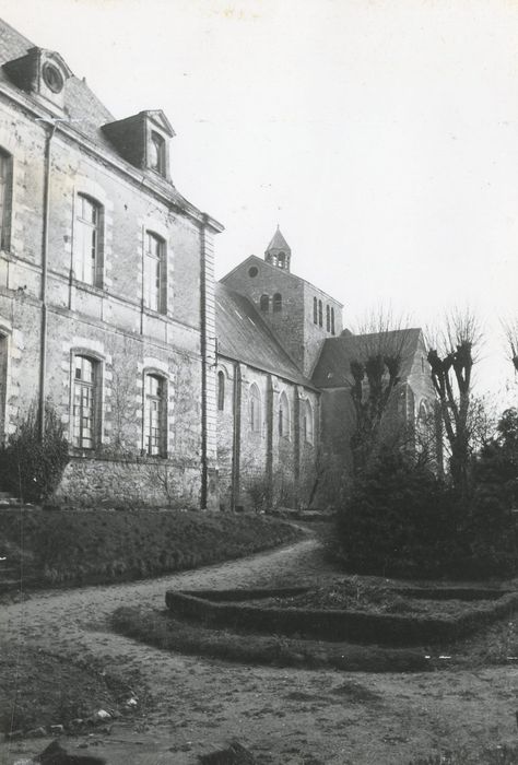 église abbatiale, vue partielle de la façade latérale sud