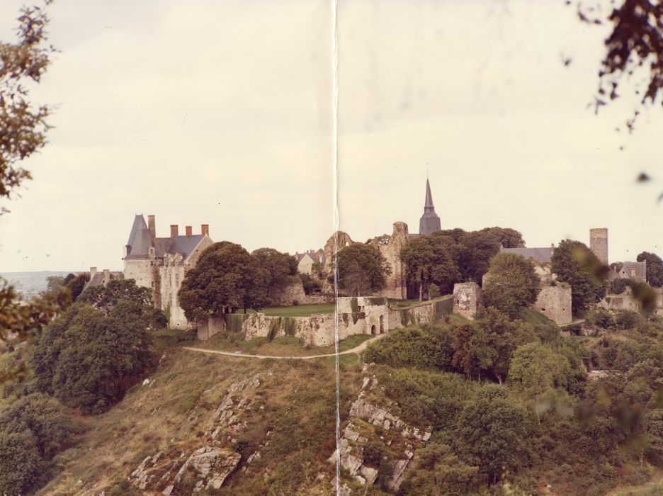 vue générale du château et des remparts dans leur environnement depuis l’Est