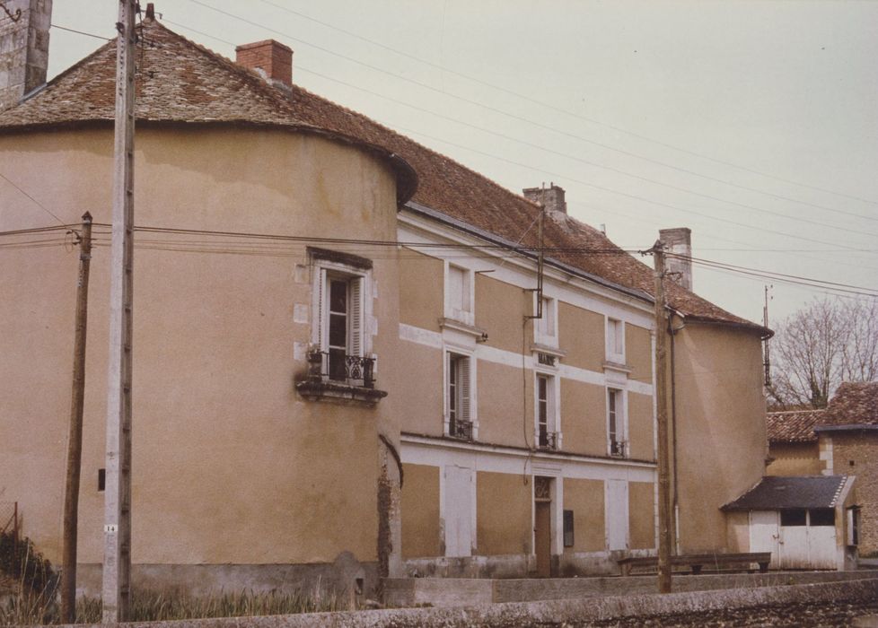 façade est, à gauche, tour de la Prison