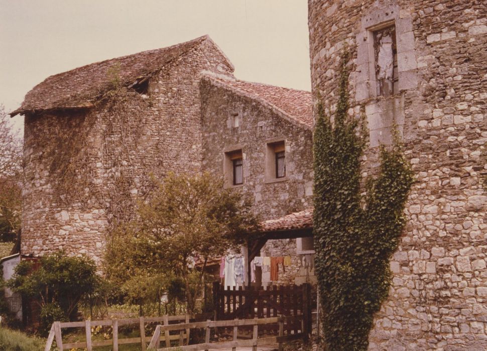 entre les tours, emplacement de l’ancien pont levis