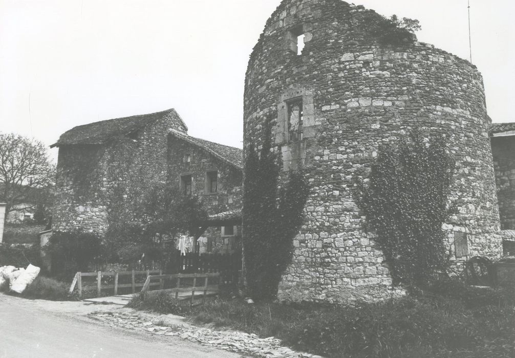 entre les tours, emplacement de l’ancien pont levis