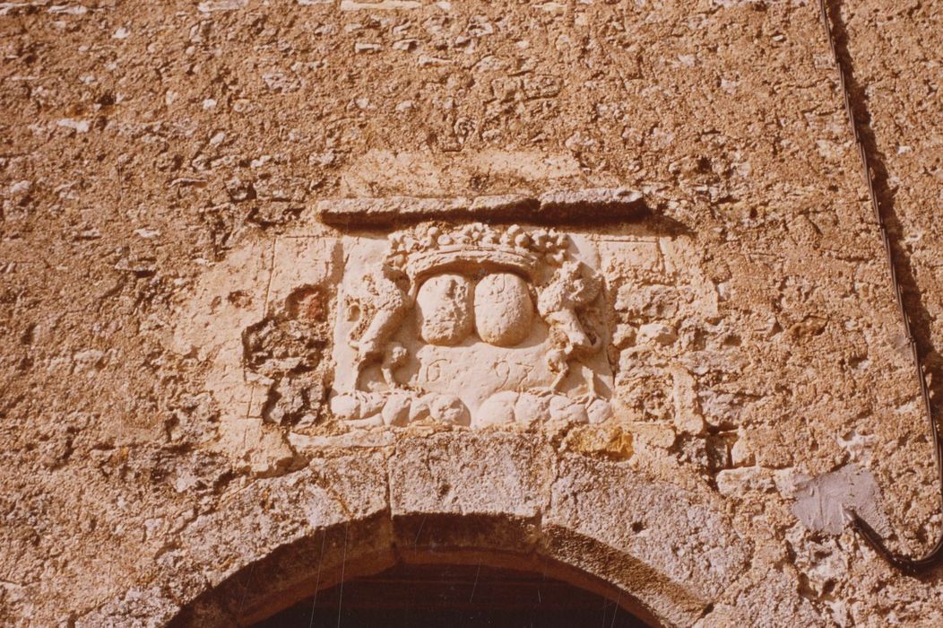 porterie, élévation est, détail d’un bas-relief aux armes des Alliday