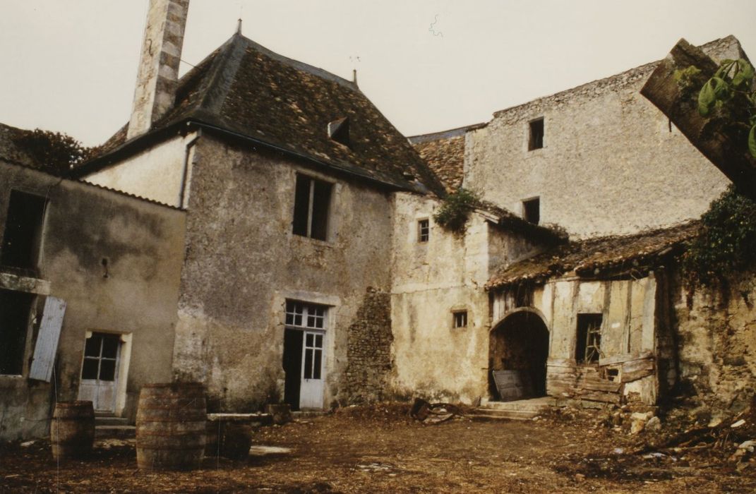 cour intérieure, ailes sud et ouest, façades nord et est, vue partielle