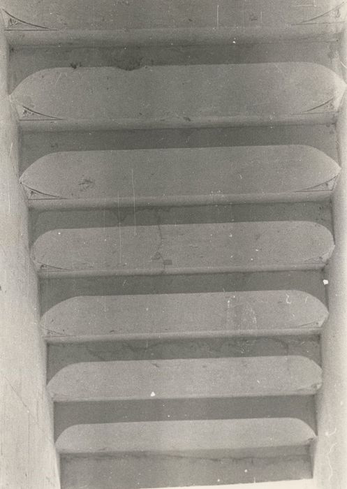 escalier, détail des dessous de marche, vue partielle