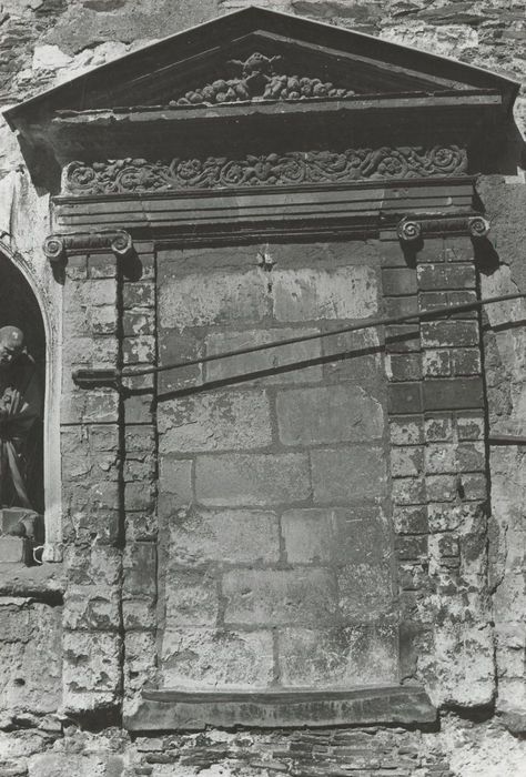 vestige d’un retable architecturé sur le mur sud-ouest de la chapelle