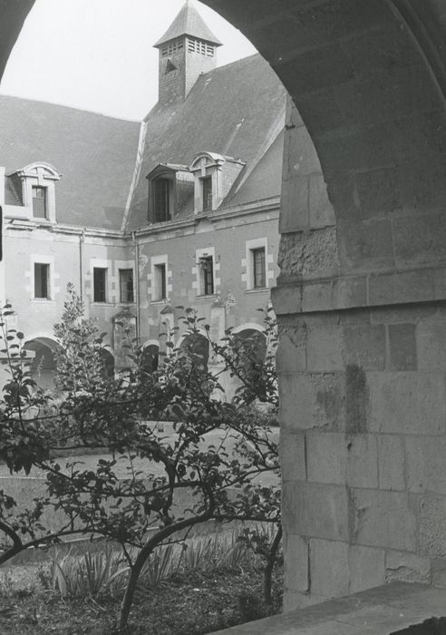 cloître, angle sud-est, vue partielle des façades