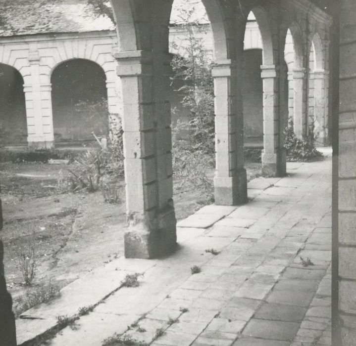 cloître, vue partielle