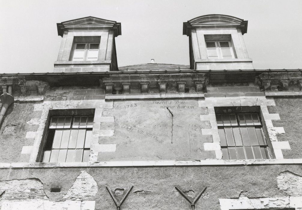 façade sur la rue de la Censeries, détail du cadran solaire