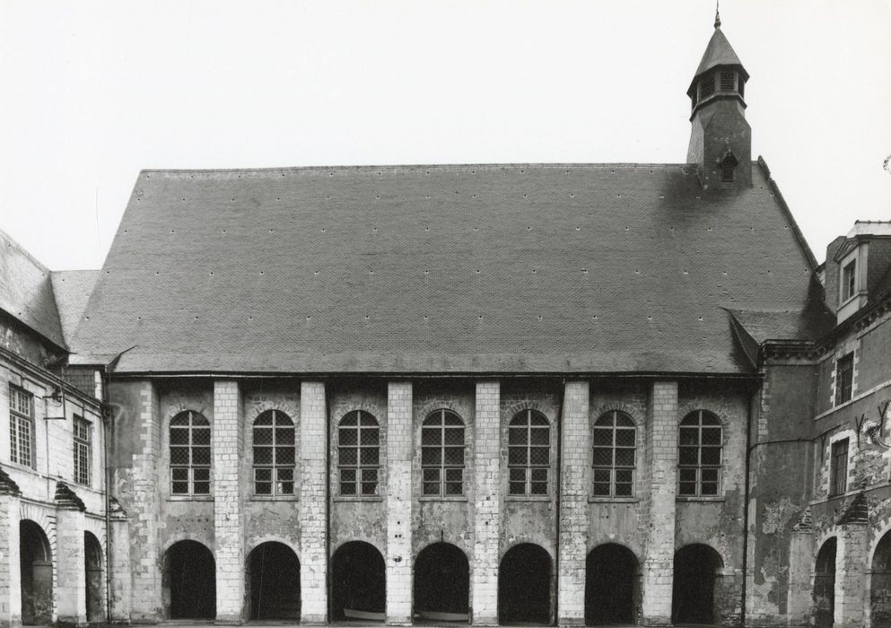 église, façade nord sur le cloître