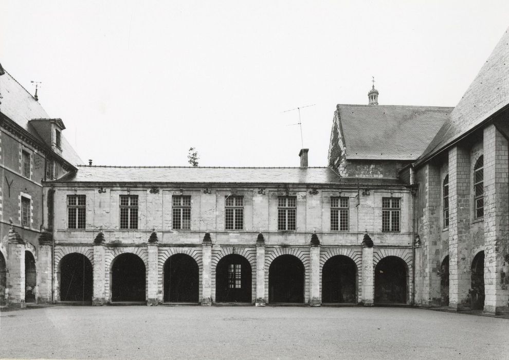 cloître, aile est