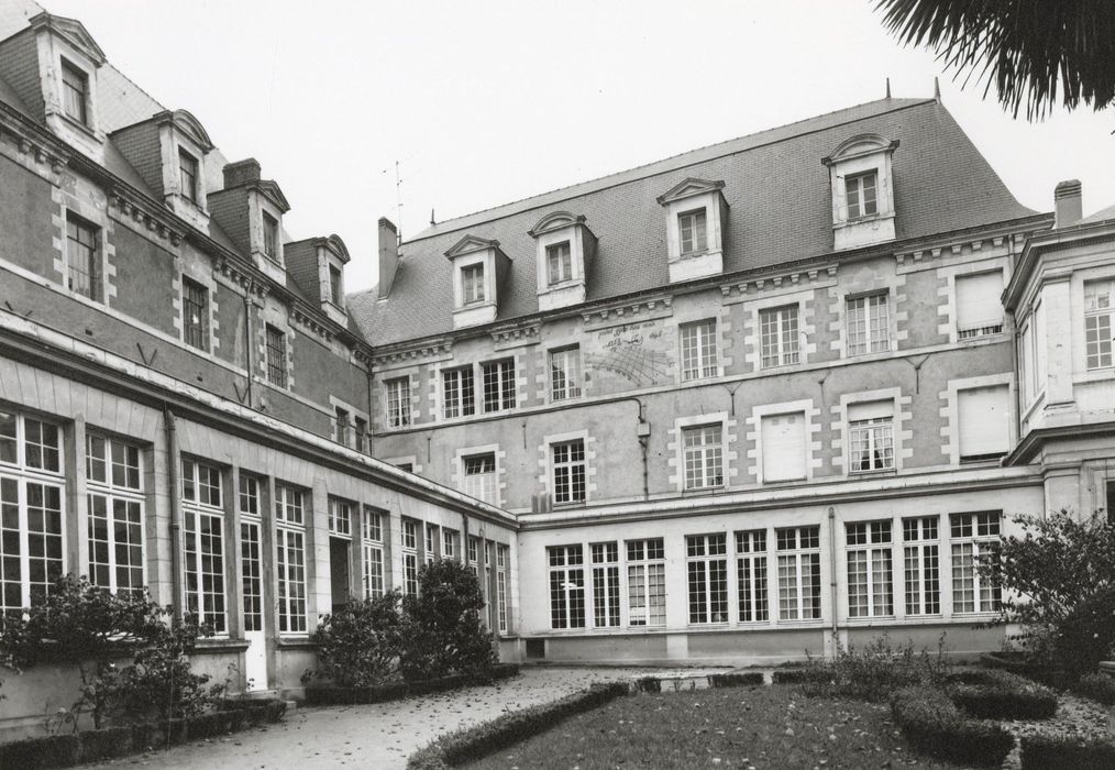 cour de l’école des Arts et Métiers