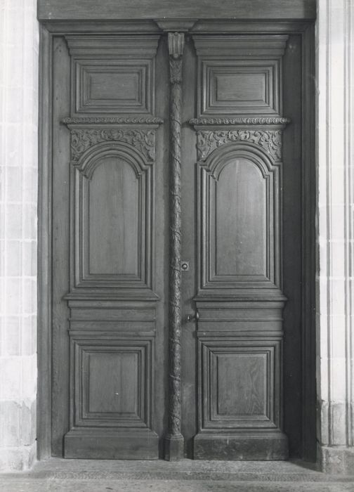 vantaux de porte ouvrant sur l’ancien cloître