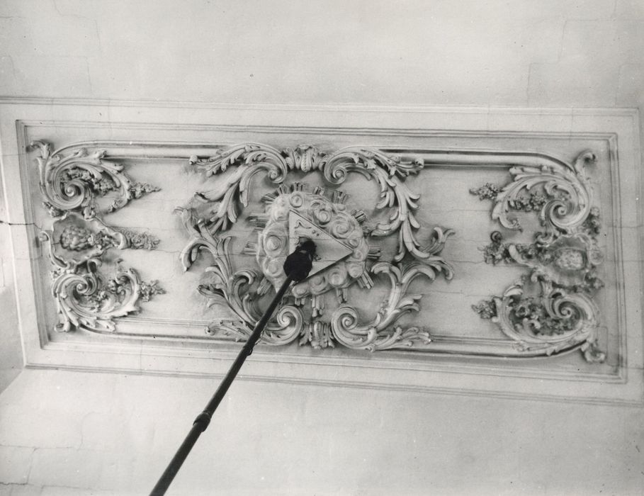 escalier d’honneur, détail du panneau sculpté de la voûte