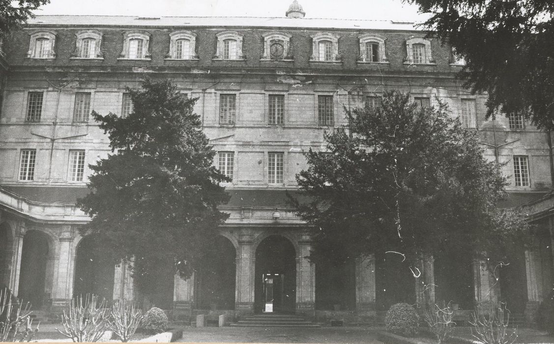 façade ouest sur cloître