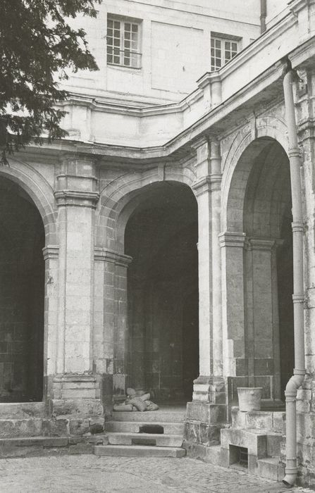 cloître, angle nord-est