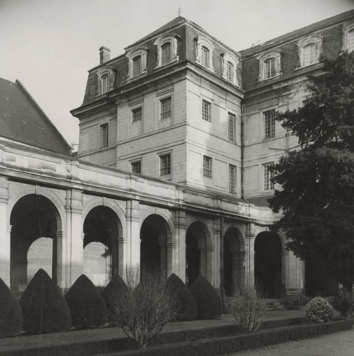 cloître, vue partielle