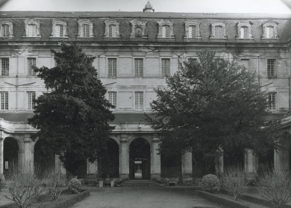 façade ouest sur cloître