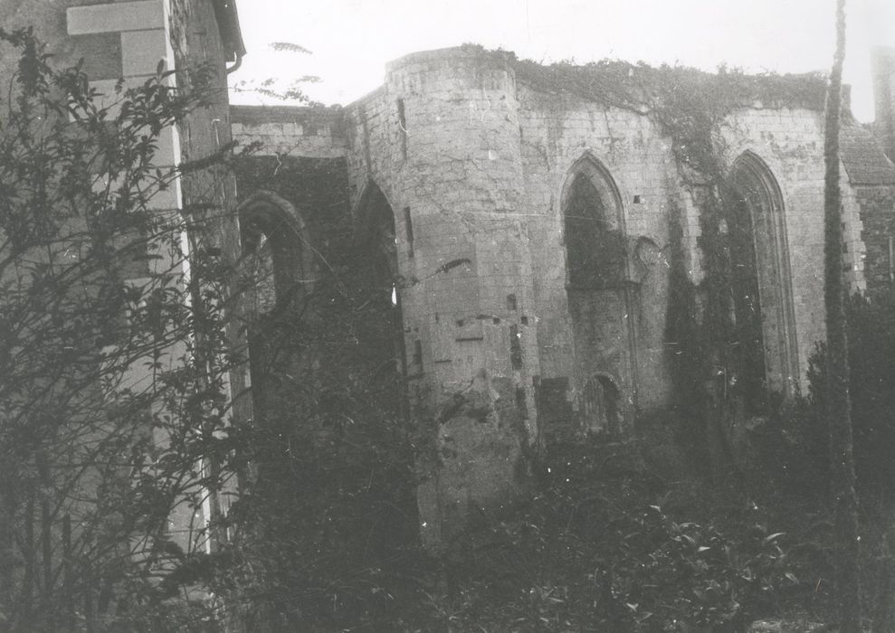 église abbatiale, vue partielle des ruines