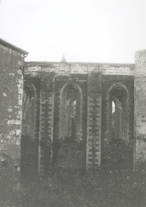 église abbatiale, vue partielle des ruines