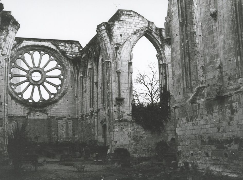 église abbatiale, vue partielle des ruines