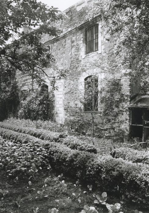 bâtiment en retour, façade sur jardin