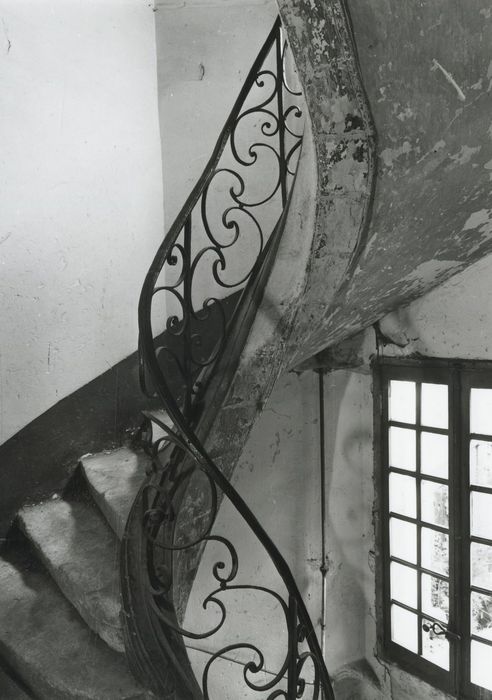 escalier, détail de la rampe en fer forgé