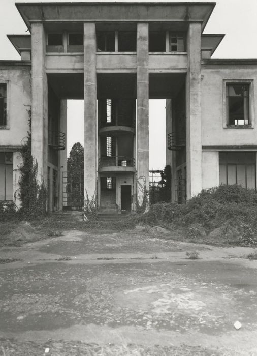 façade côté aérodrome, vue partielle