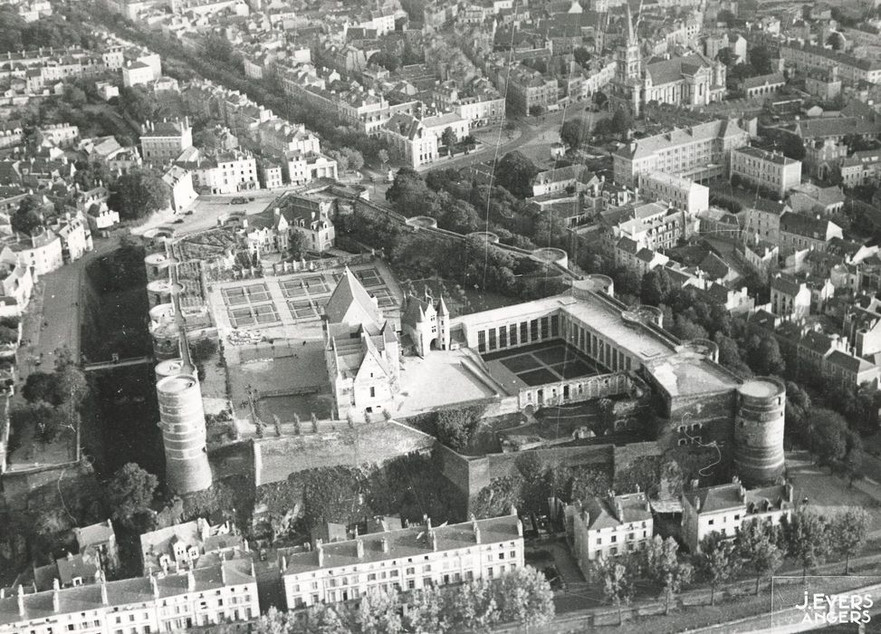 vue aérienne du château dans son environnement urbain