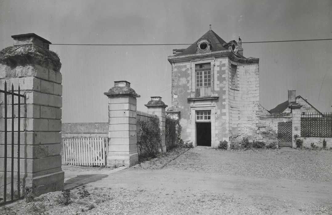 grille d’accès au jardin et pavillon 