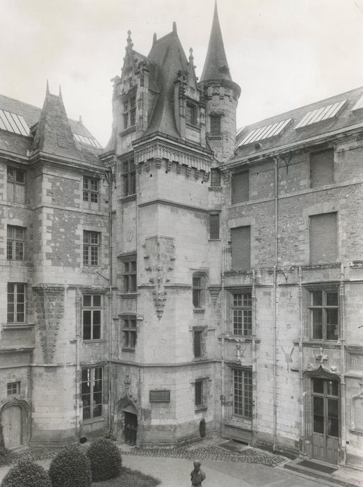 façades sur cour, vue partielle