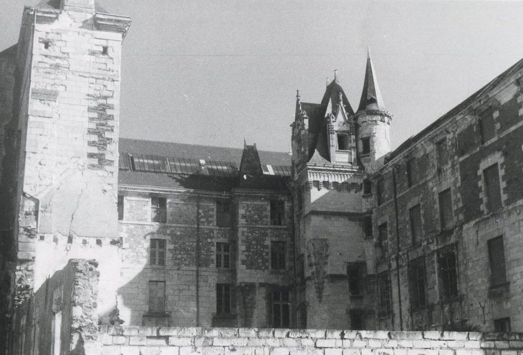 façades sur cour, vue partielle