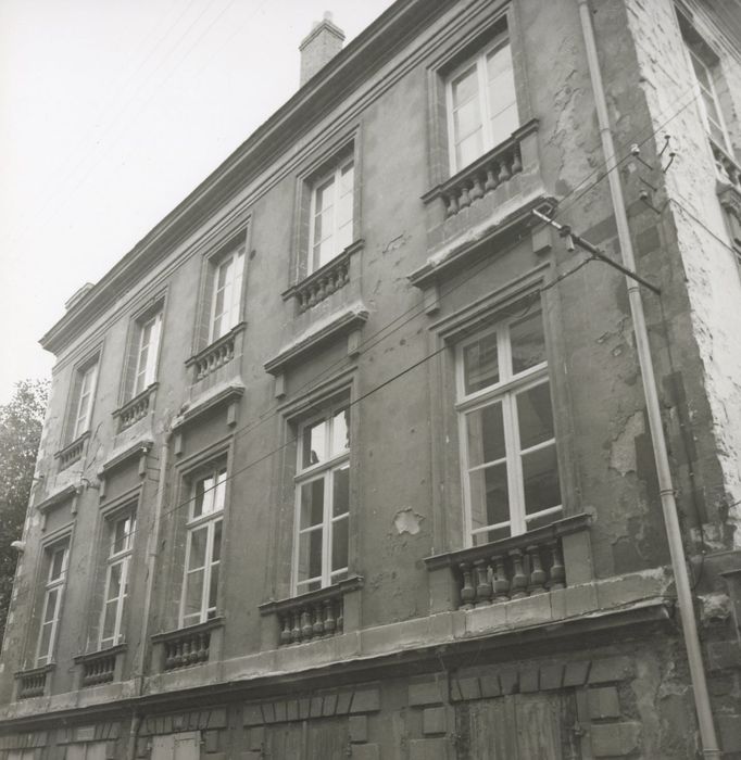 façade latérale sur rue