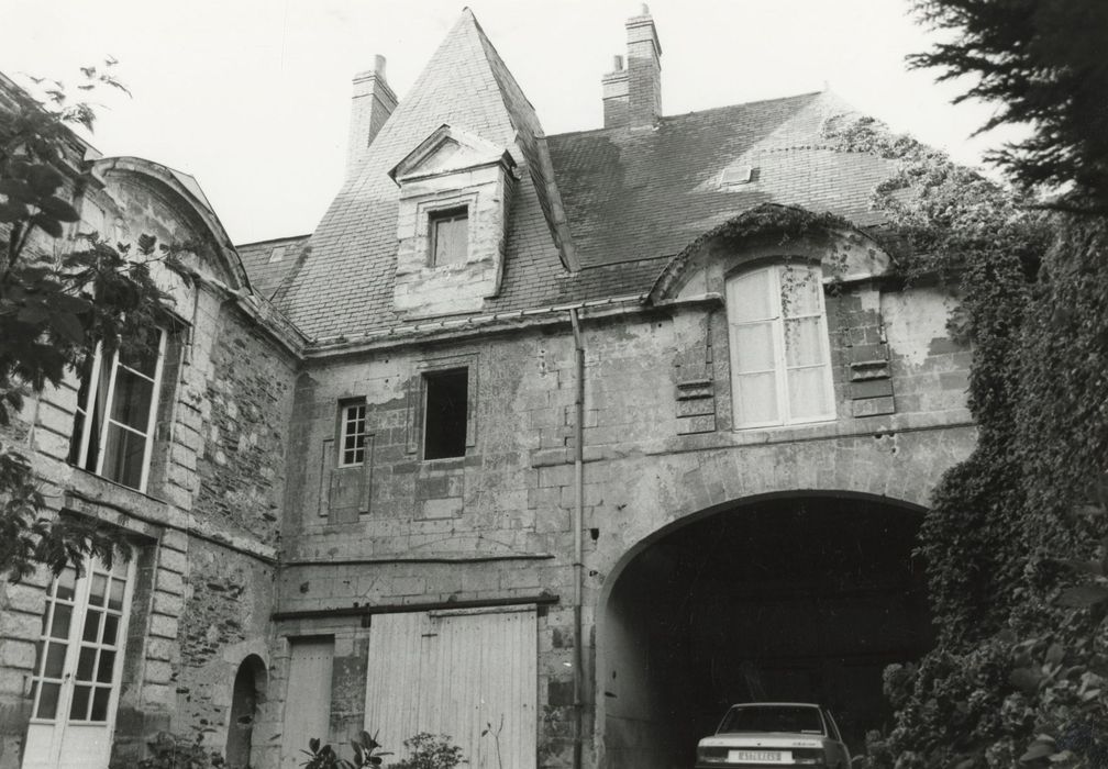 façades sur rue, vue partielle